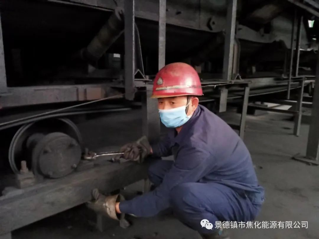 “老線這邊人手不夠，你們那邊有誰(shuí)可以過(guò)來(lái)支援？”“好的，我馬上來(lái)?！甭?tīng)到這個(gè)消息時(shí)，羅國(guó)安剛剛結(jié)束新線的維修工作，但他二話不說(shuō)，立即拿起維修包，投入到老線的維修工作當(dāng)中。每天工作10小時(shí)以上已經(jīng)成為抗疫期間的常態(tài)，雖然身體很疲憊，但是他沒(méi)有任何怨言，“確實(shí)很辛苦、很累，但現(xiàn)在正是特殊時(shí)期，只有保障公司生產(chǎn)經(jīng)營(yíng)“不斷檔”，我們生活才能“不斷線”，恰恰我所在的運(yùn)輸廠就是承擔(dān)著焦炭煤炭運(yùn)輸?shù)闹匾氊?zé)，所以我更應(yīng)該恪盡職守，保障好這些設(shè)備的穩(wěn)定運(yùn)行?！?jpg